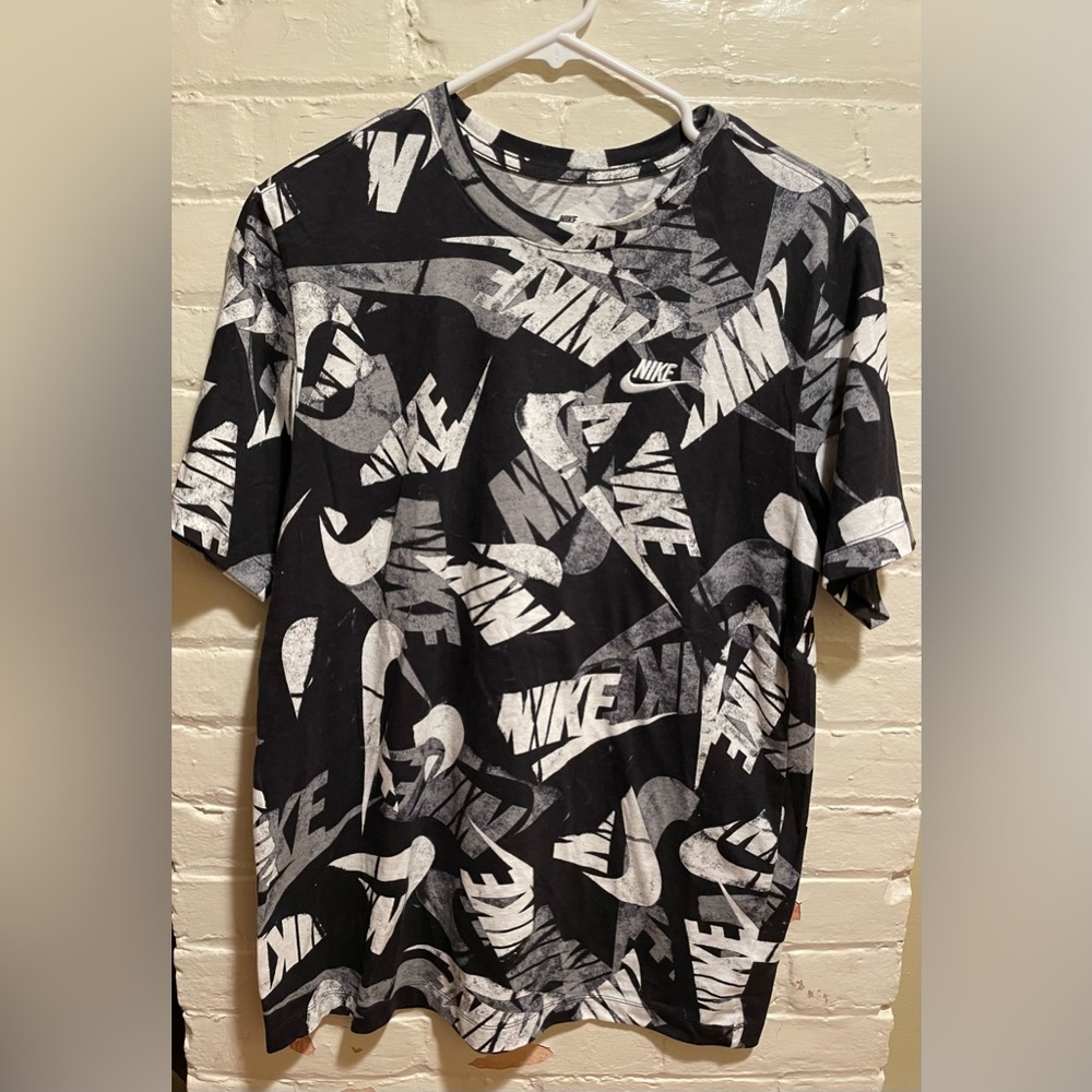 Nike T-shirt size Medium men’s